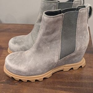 Stylish Gray sorel Ankle Boots with Tan Soles